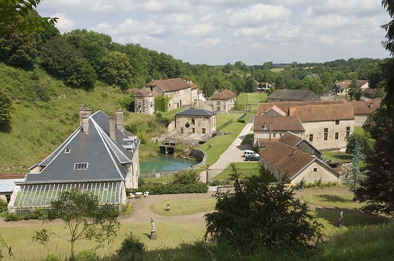 Vue d'ensemble du site depuis l'est.