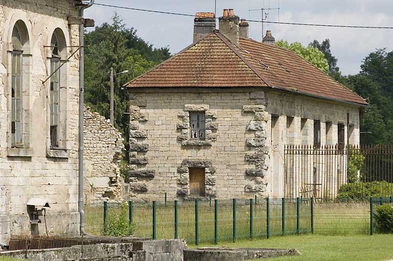 Logement (ancienne orangerie) vu de trois quarts gauche.