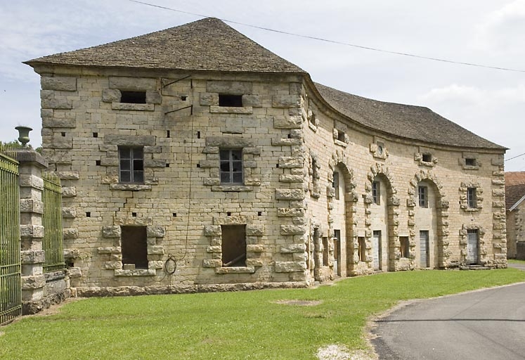 Magasin en quart de cercle depuis le sud-est.