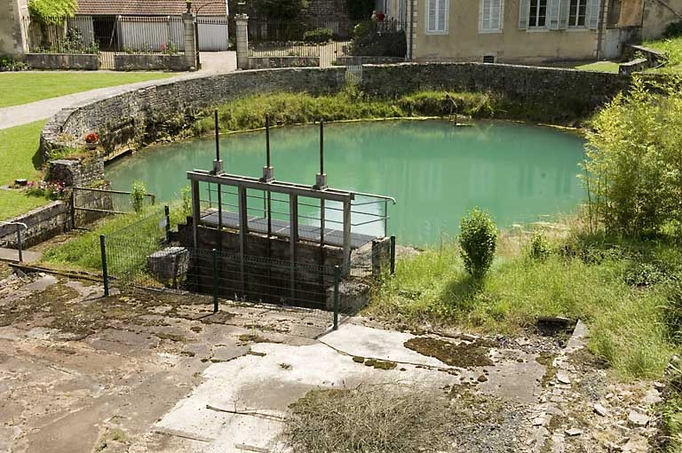 Le bassin de la source et le vannage.