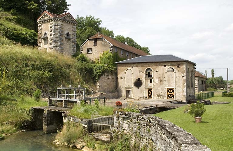 Pigeonnier, halle à charbon et salle des machines depuis l'est.