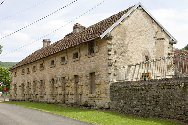 Logement ouvrier est bordant la rue.