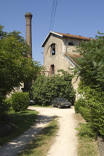 Vue du haut fourneau depuis l'entrée.