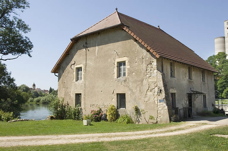 Le moulin vu de trois quarts.