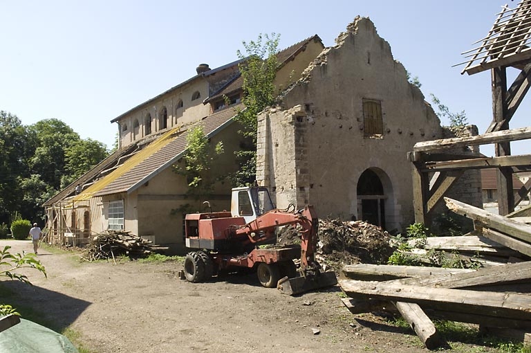 Le haut fourneau et la partie ruinée de la halle à charbon.