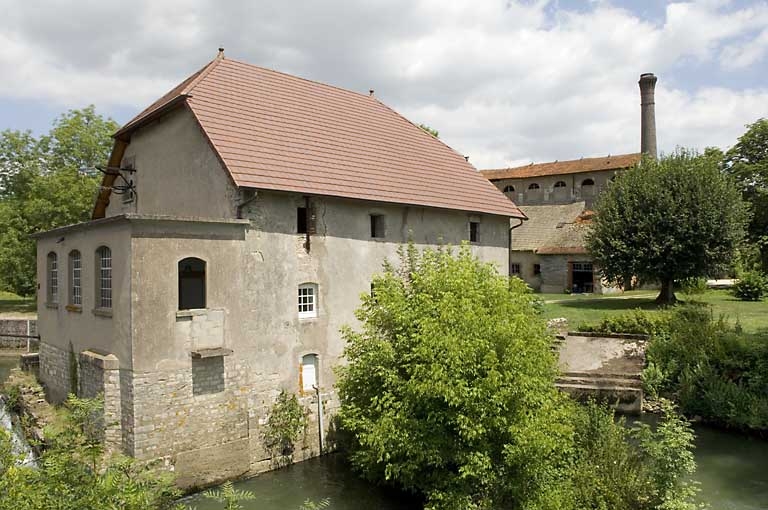 Moulin et haut fourneau depuis le sud-ouest.