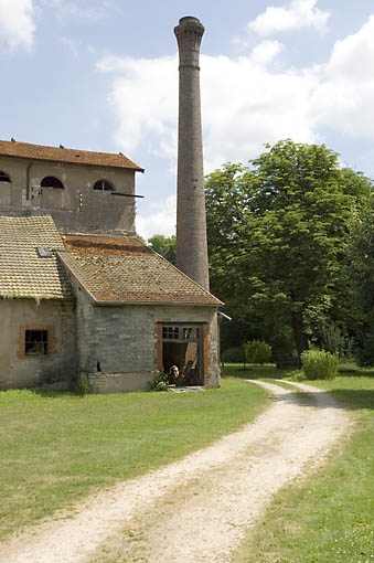 Chaufferie et cheminée au sud du haut fourneau.