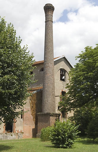 Cheminée et mur-pignon du haut fourneau depuis le sud-ouest.