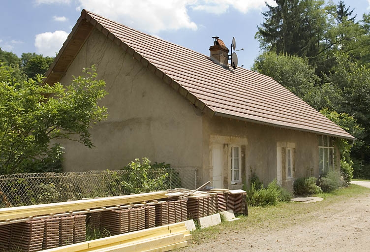 Logement à l'entrée du site.