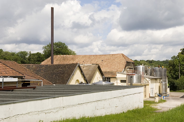 Vue arrière des bâtiments industriels.
