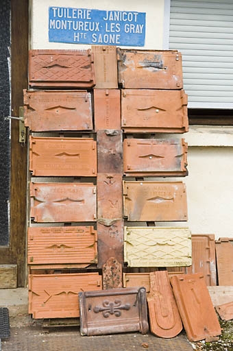 Tuilerie et briqueterie Janicot, Montureux-et-Prantigny : présentoir de tuiles mécaniques et de tuiles plates.