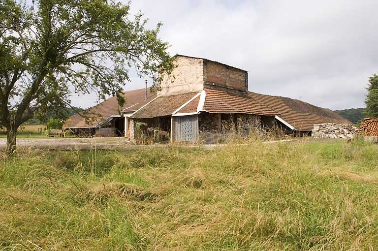 Tuilerie et briqueterie Janicot, Montureux-et-Prantigny. Le bâtiment du four s’élève à la jonction de l’atelier de fabrication (à gauche) et du séchoir (à droite).