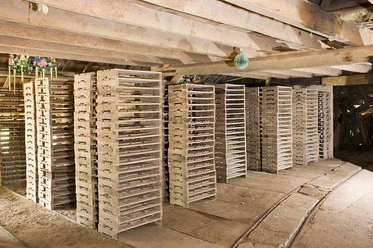Magasin industriel (séchage provisoire des pièces produites).