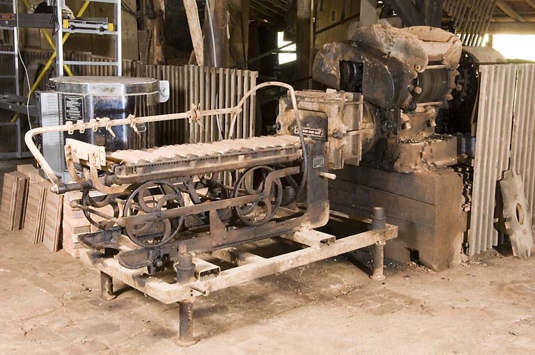 Mouleuse-étireuse Brandt et broyeur Dubois.