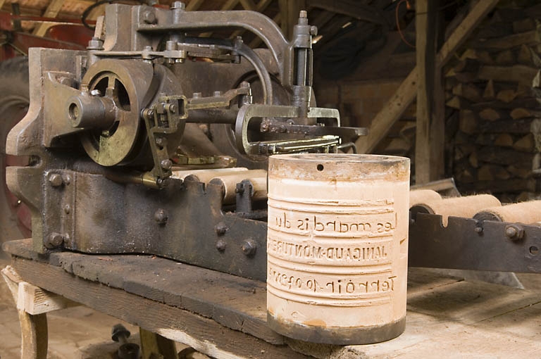 Tuilerie et briqueterie Janicot, Montureux-et-Prantigny. Mouleuse-étireuse pour tuiles et rouleau servant de matrice.