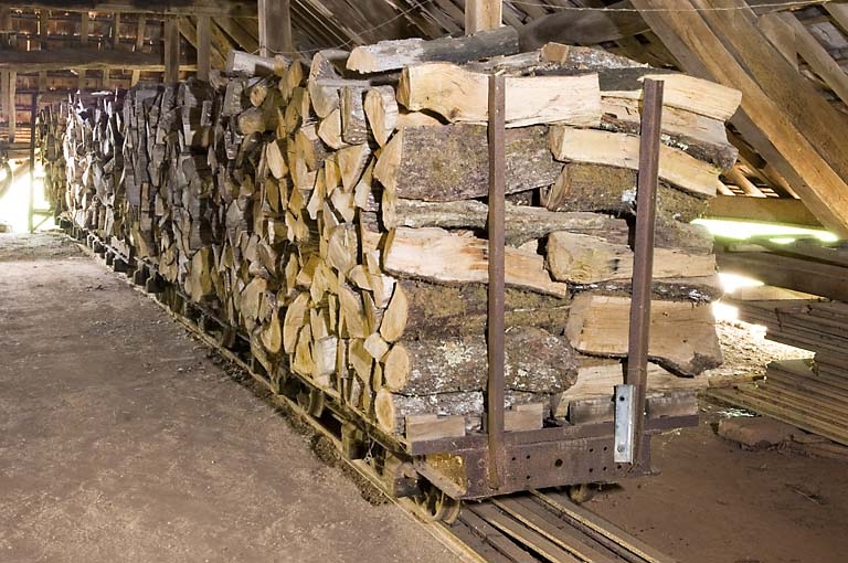 Pièce de séchage. Wagonnets chargés de bois.