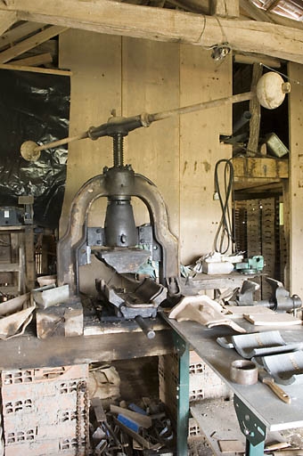 Presse à balancier (pour tuiles faîtières).