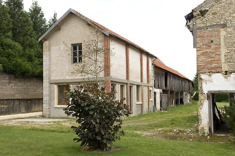 Magasin et étables.
