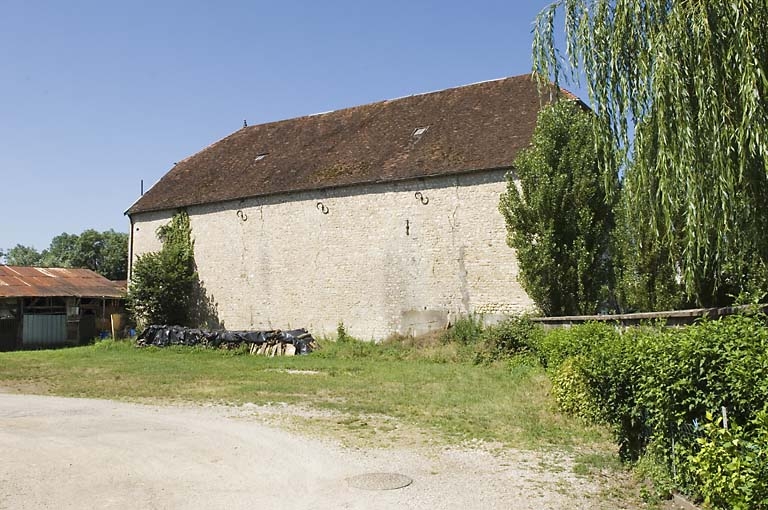 Façade est du haut fourneau.