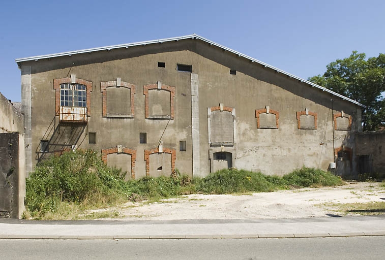Façade sud d'ateliers de la papeterie.