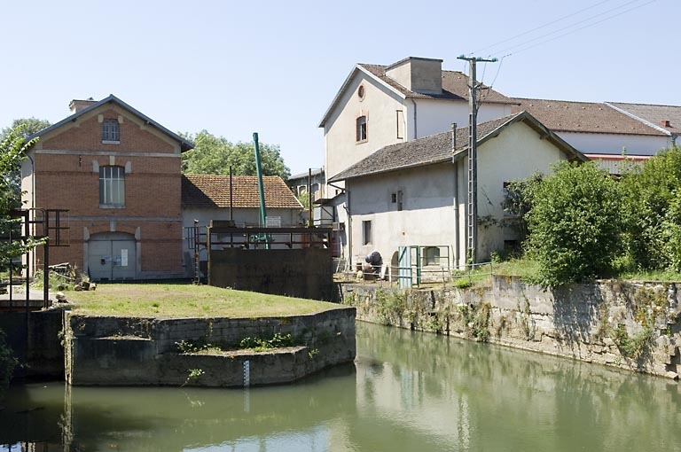 Bâtiment d'eau et atelier de fabrication depuis l'amont du canal.