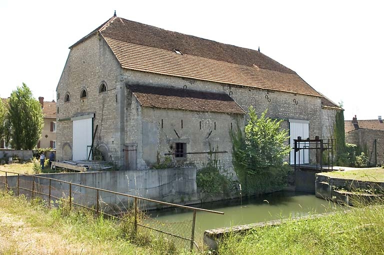 Vue du haut fourneau depuis l'ouest.