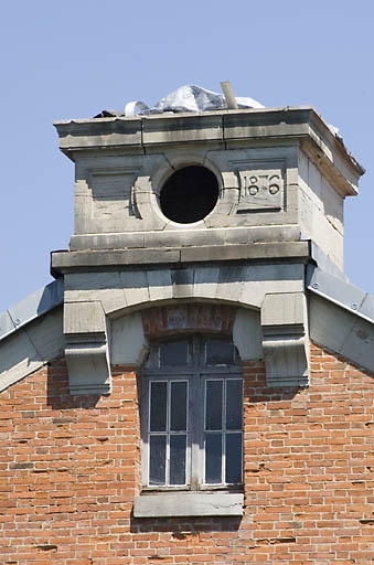 Couronnement de façade sud du bâtiment d'eau.