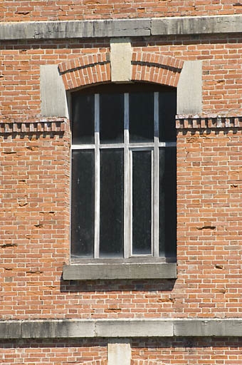 Détail d'une fenêtre du bâtiment d'eau.