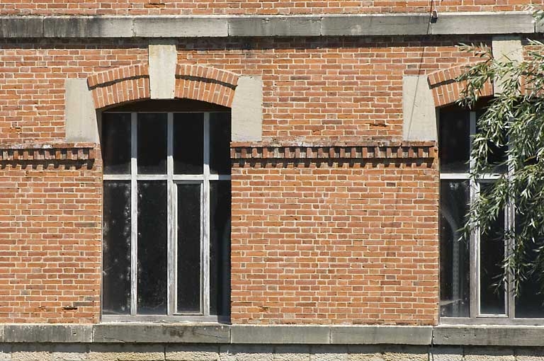 Fenêtres de la façade sud du bâtiment d'eau.