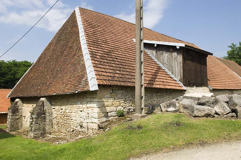 La halle à charbon vue de trois quarts gauche.