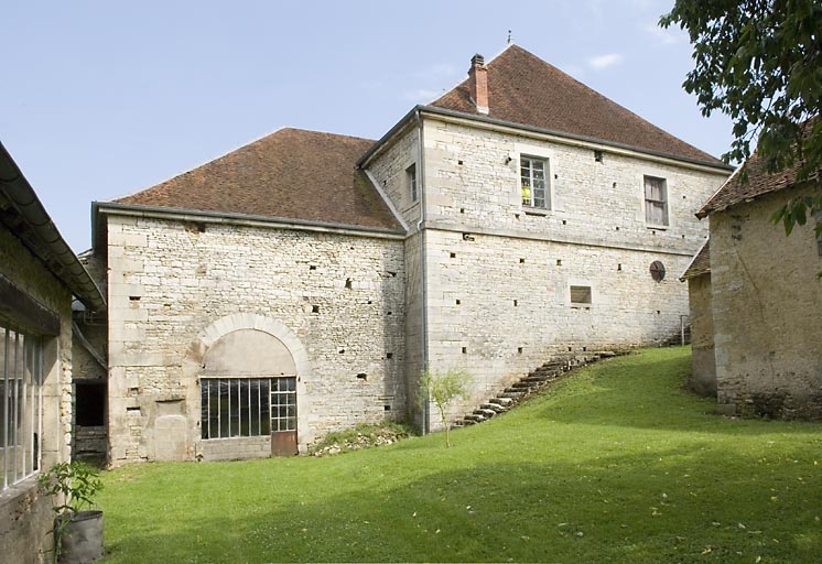 Le haut fourneau vu depuis l'ouest.