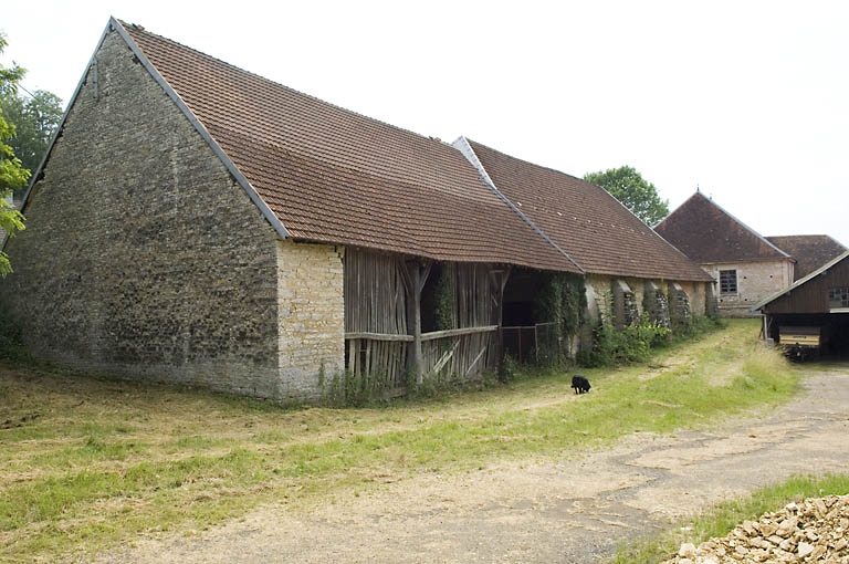 La halle à charbon vue de trois quarts arrière.