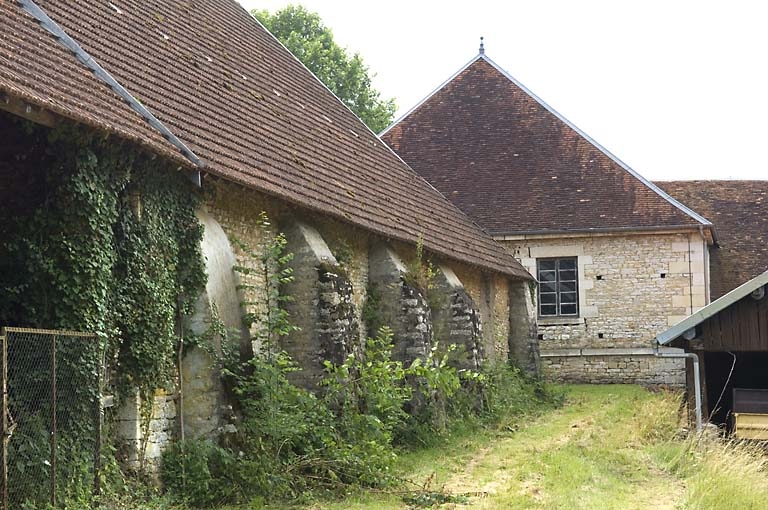 Contreforts du mur nord de la halle à charbon.