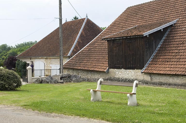 Le haut fourneau et la halle à charbon.