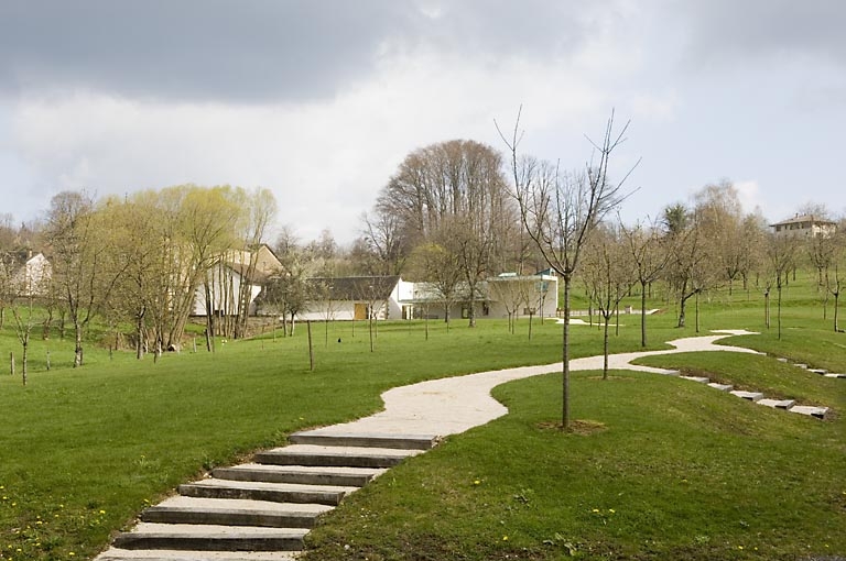 Vue sur le parc de l'entrée de l'Ecomusée.