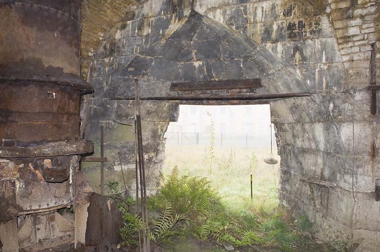 Cubilot est et embrasure appareillée (vestige du haut fourneau).