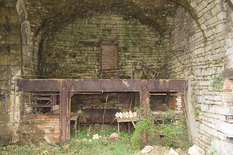 Salle des cubilots. Vestiges d'un four (?).