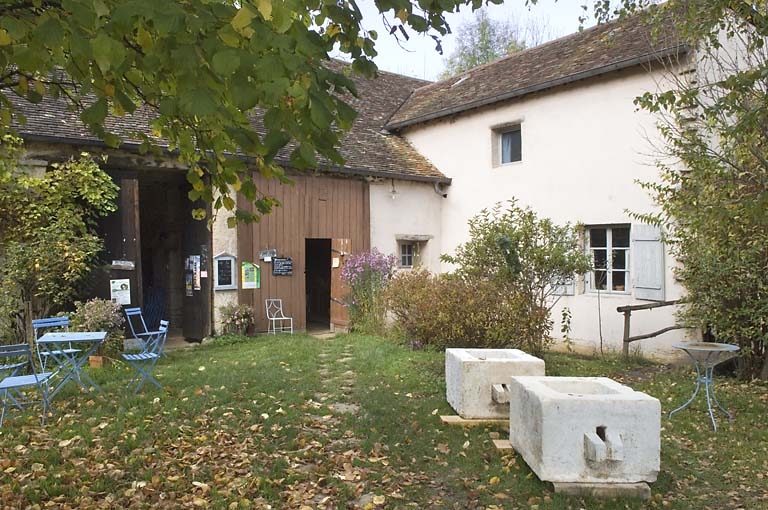 Façade est du moulin et logement.