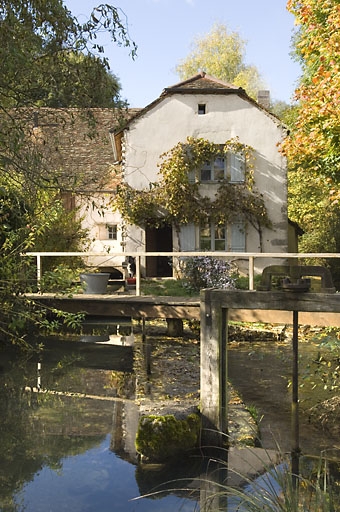 Moulin de Fondremand : vue d'ensemble depuis l'est, avec le bief d'amenée.