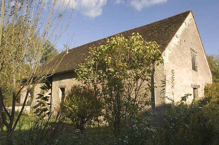 Le moulin vu de trois quarts arrière.