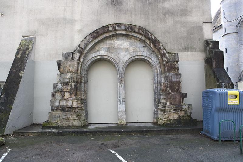 Détail de l'ancien portail d'entrée de l'église du couvent des Carmes, de face.