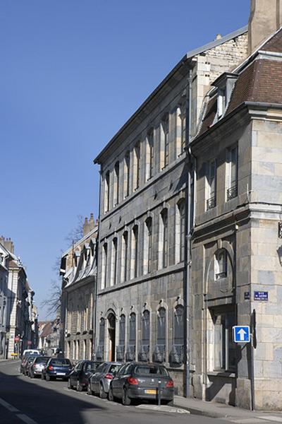 Vue d'ensemble de la façade antérieure dans l'alignement de la rue.
