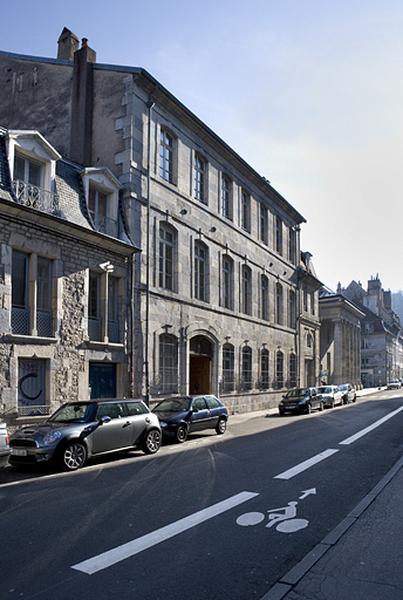 Vue d'ensemble rapprochée de la façade antérieure.