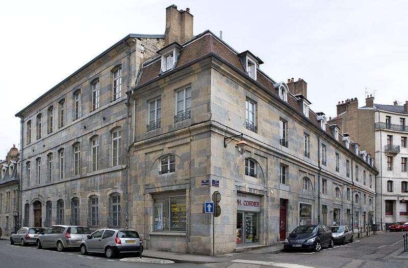 Vue d'ensemble du logis principal à l'angle des deux rues.