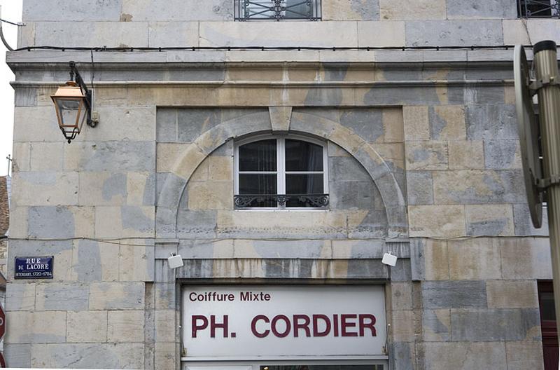 Détail d'une baie sur la rue secondaire.