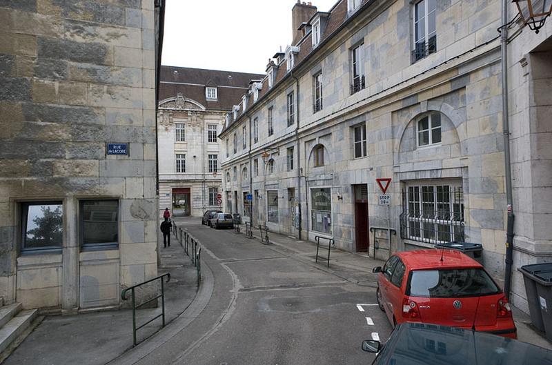 Vue d'ensemble de la façade située sur la rue secondaire.