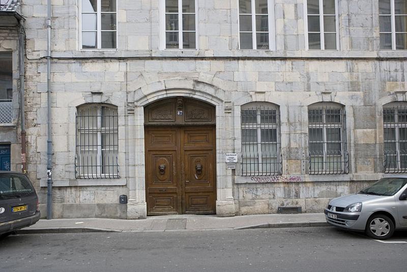Détail du rez-de-chaussée de la façade principale.