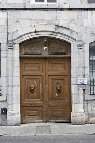 Détail du portail d'entrée.