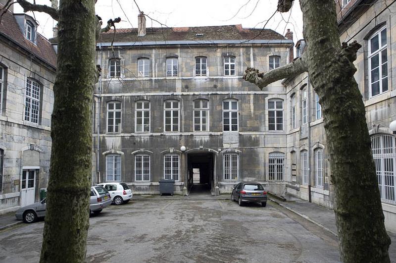 Vue d'ensemble de la façade postérieure du logis principal depuis le fond de la cour.