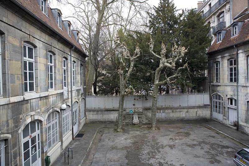 Vue d'ensemble de la cour depuis l'entrée.